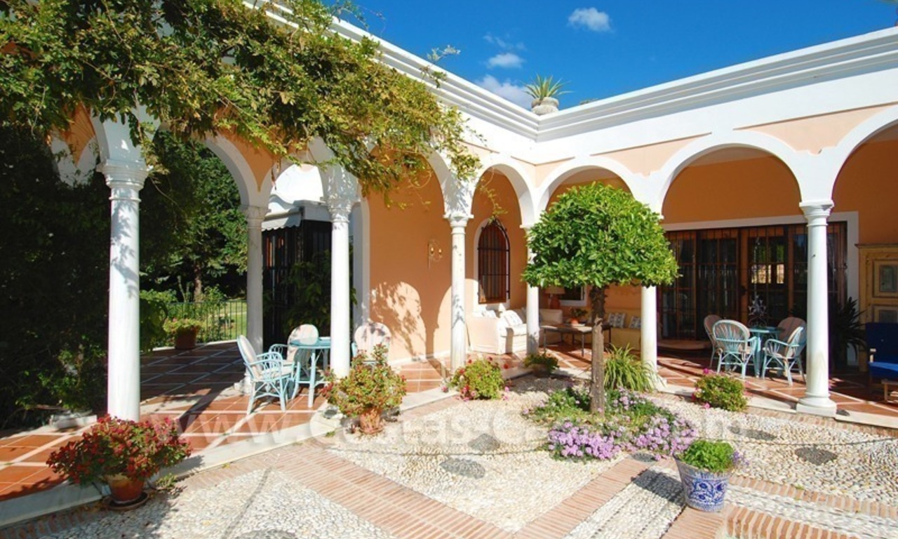 Villa romántica a la venta en la zona norte de la Milla de Oro en Marbella 4