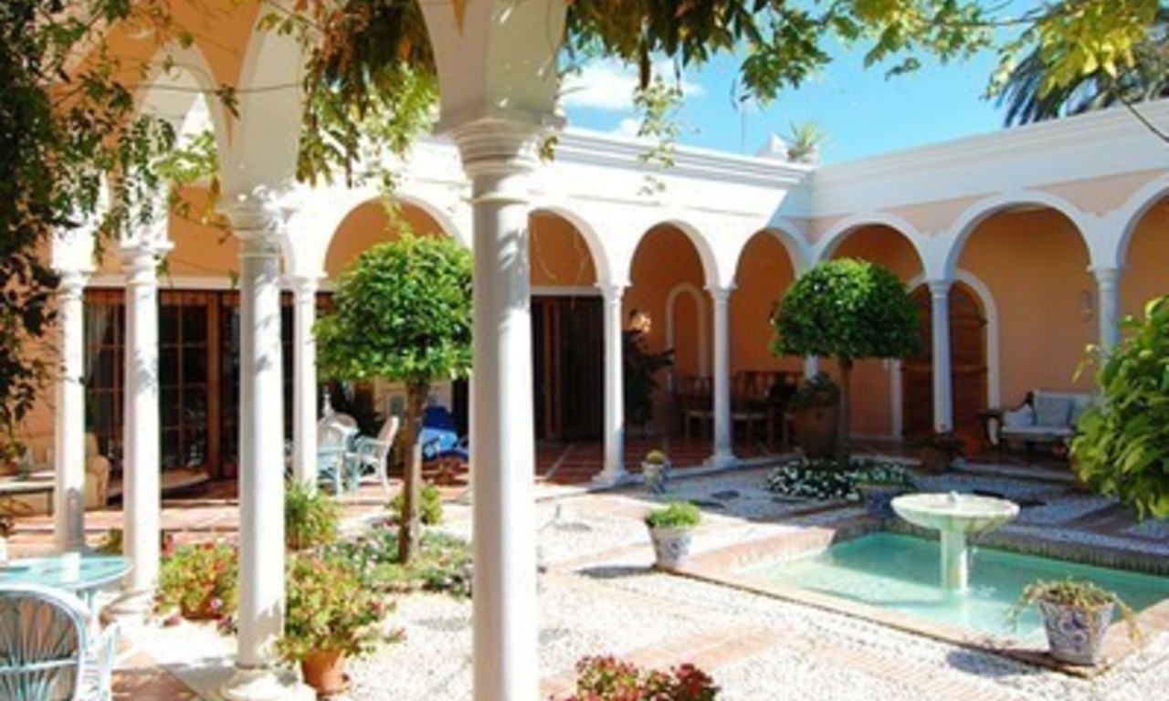 Villa romántica a la venta en la zona norte de la Milla de Oro en Marbella 8