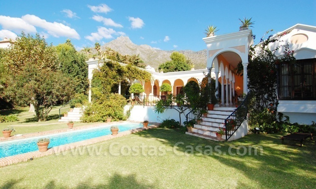 Villa romántica a la venta en la zona norte de la Milla de Oro en Marbella 11