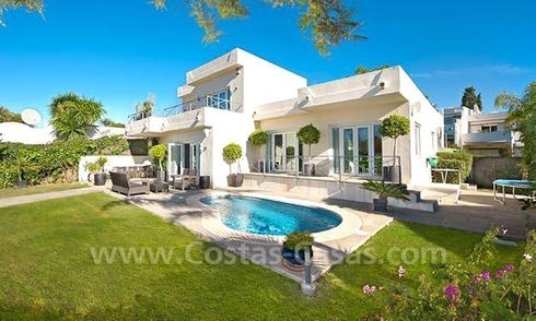 Villa de estilo contemporáneo a la venta en Nueva Andalucía – Marbella 