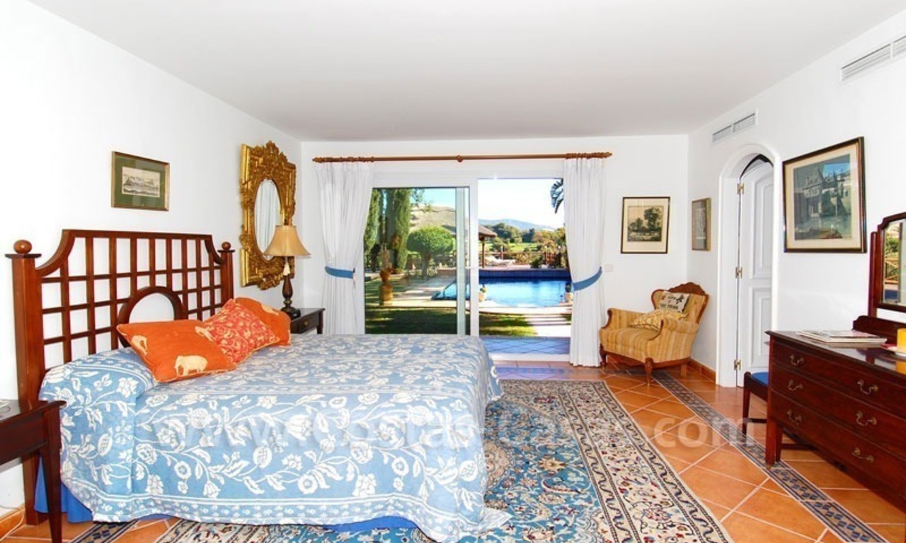 Villa en primera línea de golf en venta en Marbella, cerca de la playa 20