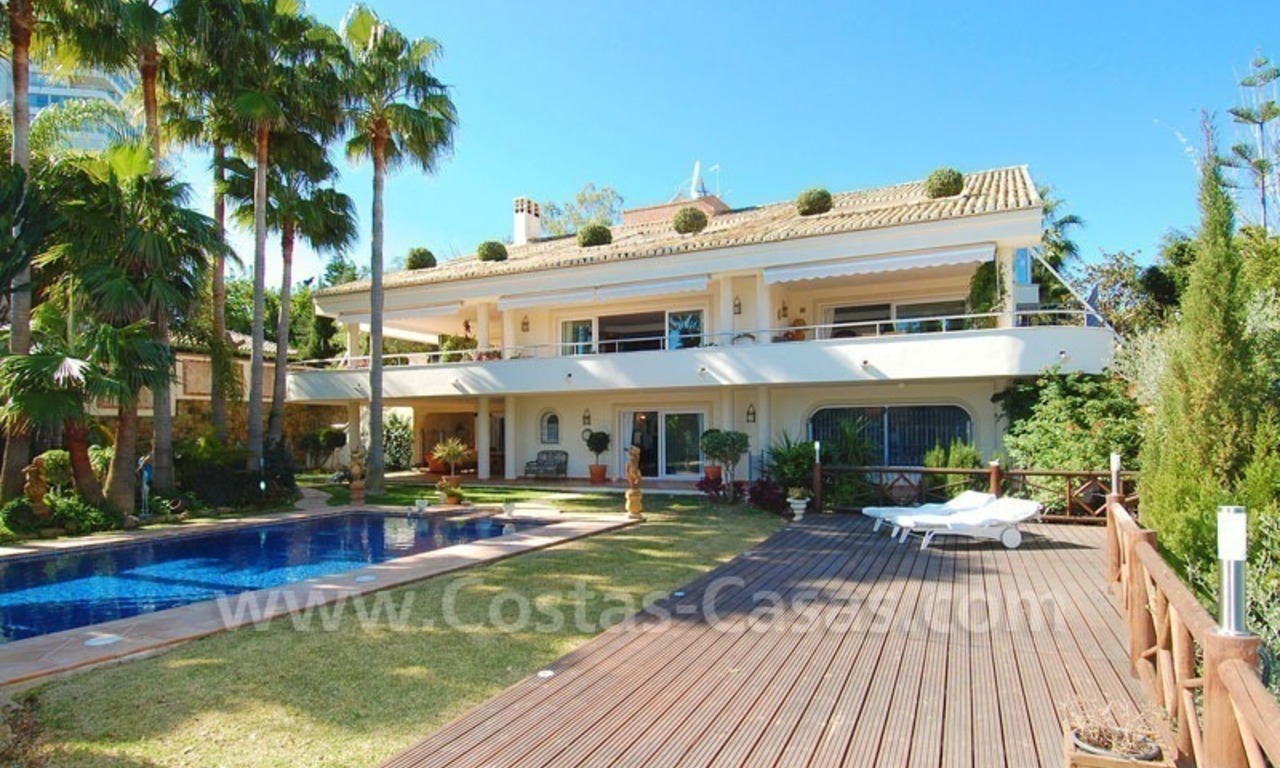 Villa en primera línea de golf en venta en Marbella, cerca de la playa 7