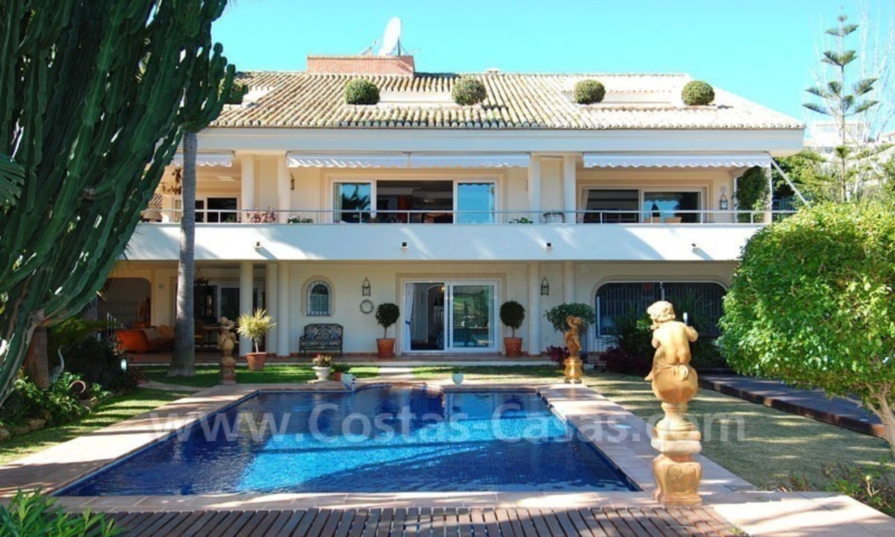 Villa en primera línea de golf en venta en Marbella, cerca de la playa 8