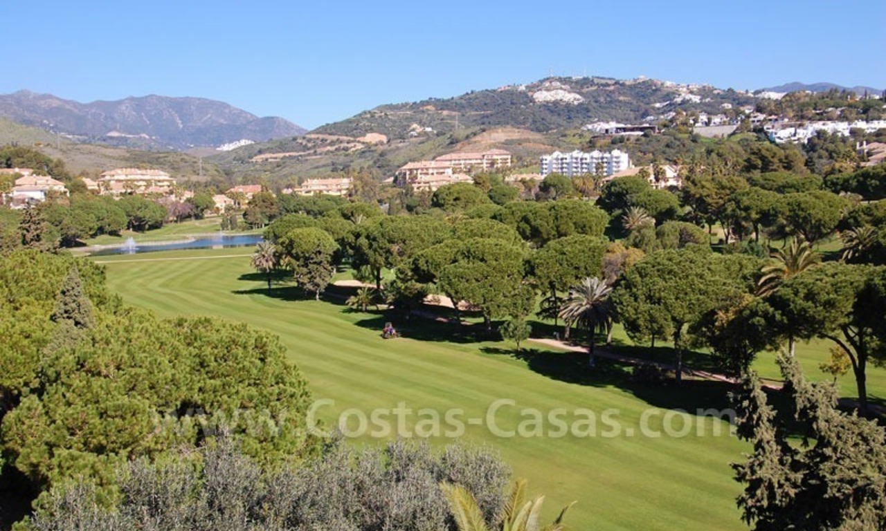 Villa en primera línea de golf en venta en Marbella, cerca de la playa 3