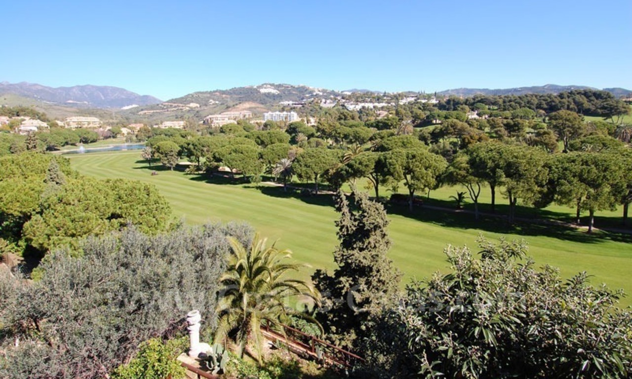 Villa en primera línea de golf en venta en Marbella, cerca de la playa 2