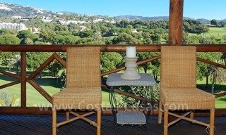 Villa en primera línea de golf en venta en Marbella, cerca de la playa 4