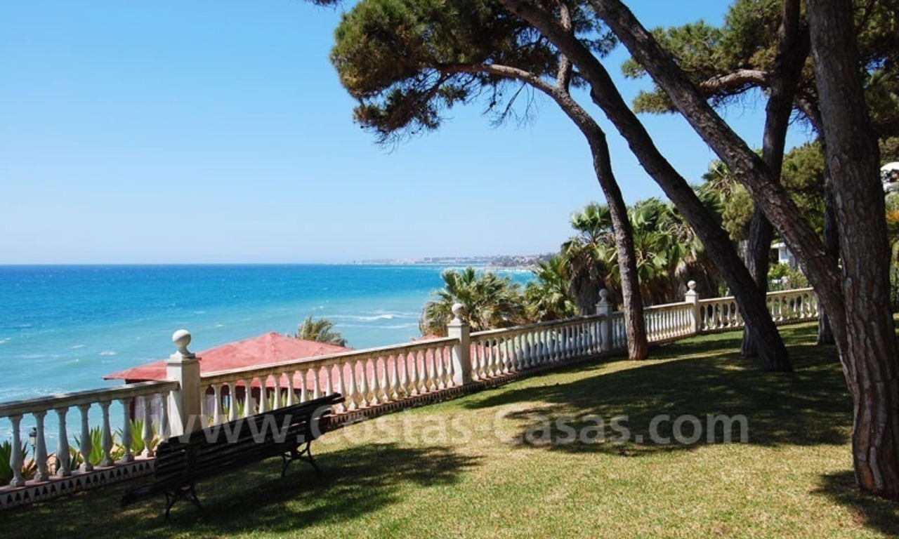 Apartamento espacioso a la venta en complejo situado en primera línea de playa en Marbella en la Milla de Oro 2