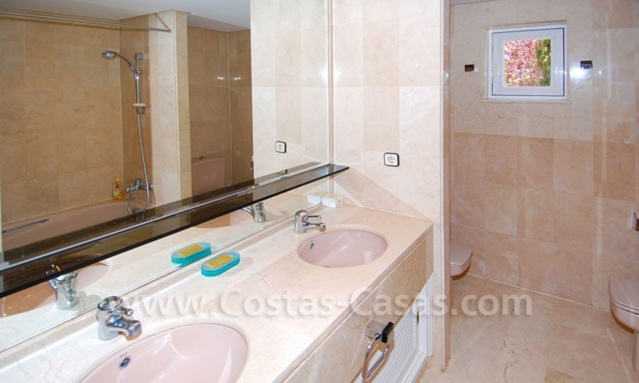 Apartamento espacioso a la venta en complejo situado en primera línea de playa en Marbella en la Milla de Oro 29