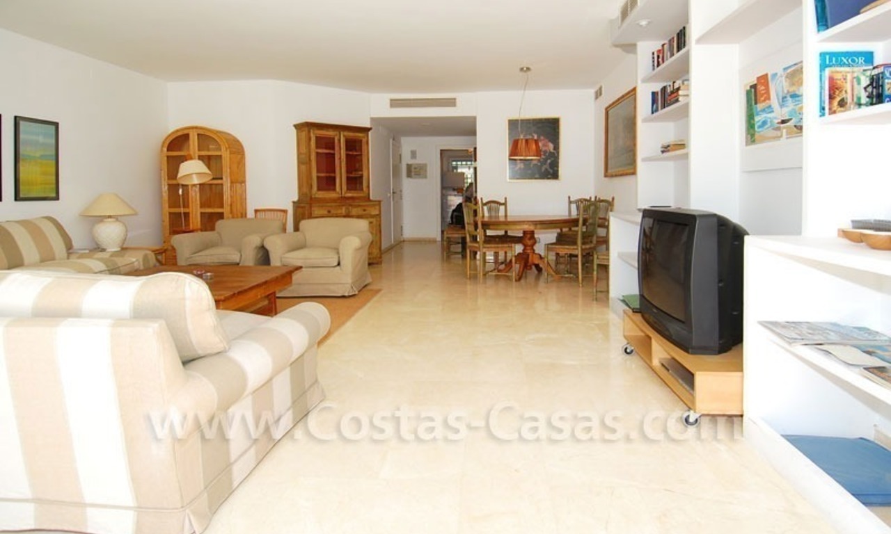 Apartamento espacioso a la venta en complejo situado en primera línea de playa en Marbella en la Milla de Oro 21