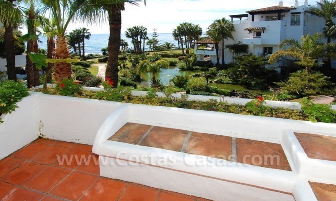 Espacioso apartamento de lujo a la venta en un complejo situado en primera línea de playa en la Milla de Oro – Marbella 4