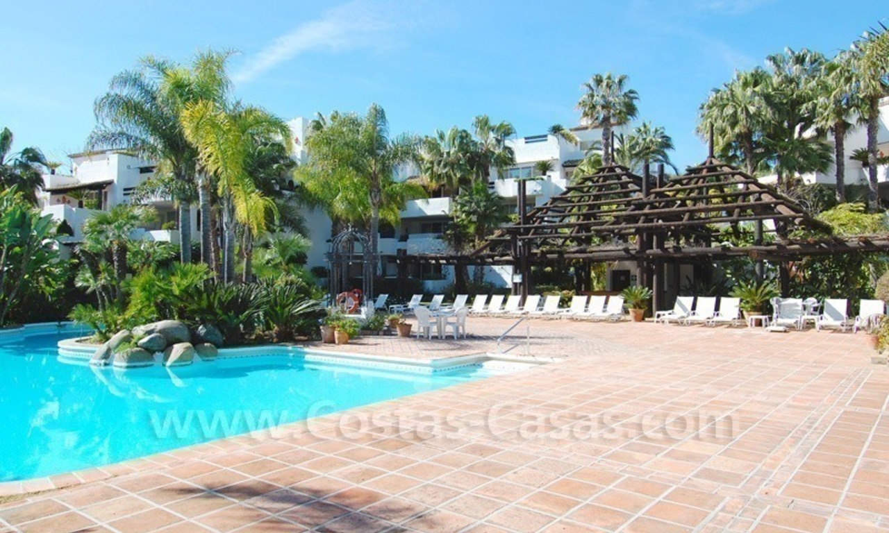 Espacioso apartamento de lujo a la venta en un complejo situado en primera línea de playa en la Milla de Oro – Marbella 21