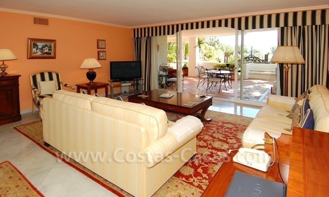 Espacioso apartamento de lujo para comprar en un complejo situado en primera línea de playa en la Milla de Oro – Marbella 8