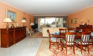 Espacioso apartamento de lujo para comprar en un complejo situado en primera línea de playa en la Milla de Oro – Marbella 9