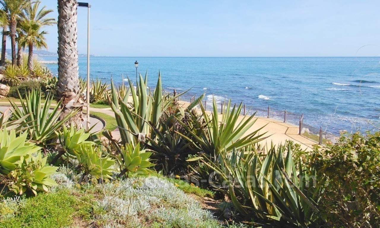 Espacioso apartamento de lujo para comprar en un complejo situado en primera línea de playa en la Milla de Oro – Marbella 16