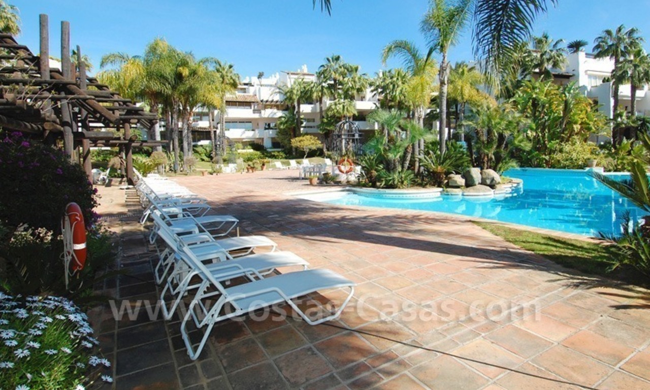 Espacioso apartamento de lujo para comprar en un complejo situado en primera línea de playa en la Milla de Oro – Marbella 26