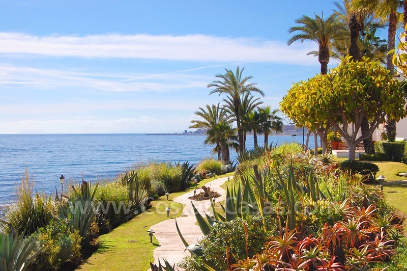 Espacioso apartamento de lujo para comprar en un complejo situado en primera línea de playa en la Milla de Oro – Marbella