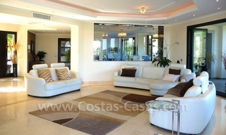 Estupenda villa contemporánea a la venta en primera línea de golf en la zona de Benahavis – Marbella. 10