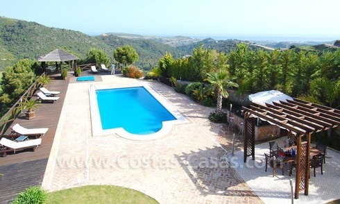 Estupenda villa contemporánea a la venta en primera línea de golf en la zona de Benahavis – Marbella. 