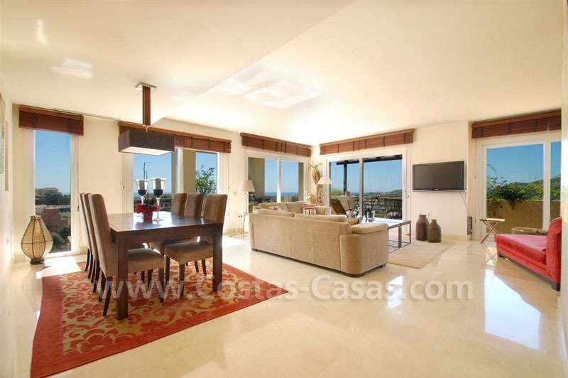 Espectacular ático apartamento de lujo con maravillosas vistas al mar y al golf en Benahavís - Marbella