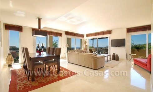 Espectacular ático apartamento de lujo con maravillosas vistas al mar y al golf en Benahavís - Marbella 