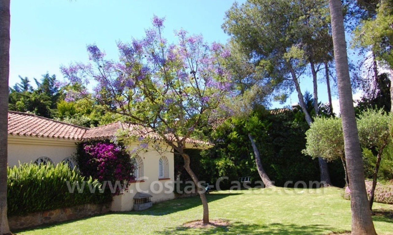 Encantadora villa de estilo andaluz a la venta en primera línea de golf en Nueva Andalucía, Marbella 10