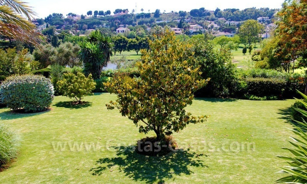 Encantadora villa de estilo andaluz a la venta en primera línea de golf en Nueva Andalucía, Marbella 23