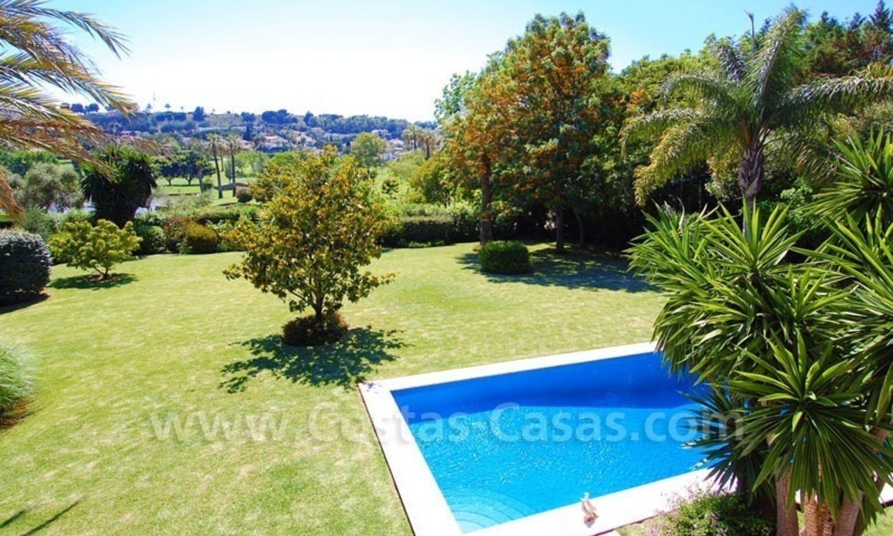 Encantadora villa de estilo andaluz a la venta en primera línea de golf en Nueva Andalucía, Marbella 24