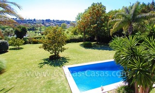 Encantadora villa de estilo andaluz a la venta en primera línea de golf en Nueva Andalucía, Marbella 24