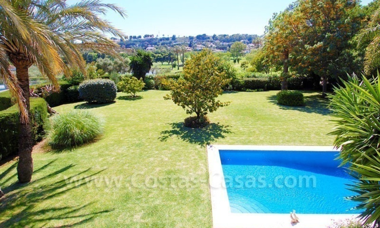 Encantadora villa de estilo andaluz a la venta en primera línea de golf en Nueva Andalucía, Marbella 25