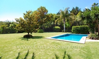 Encantadora villa de estilo andaluz a la venta en primera línea de golf en Nueva Andalucía, Marbella 9