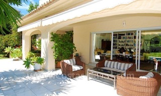 Encantadora villa de estilo andaluz a la venta en primera línea de golf en Nueva Andalucía, Marbella 6