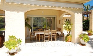 Encantadora villa de estilo andaluz a la venta en primera línea de golf en Nueva Andalucía, Marbella 7