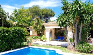 Encantadora villa de estilo andaluz a la venta en primera línea de golf en Nueva Andalucía, Marbella 5
