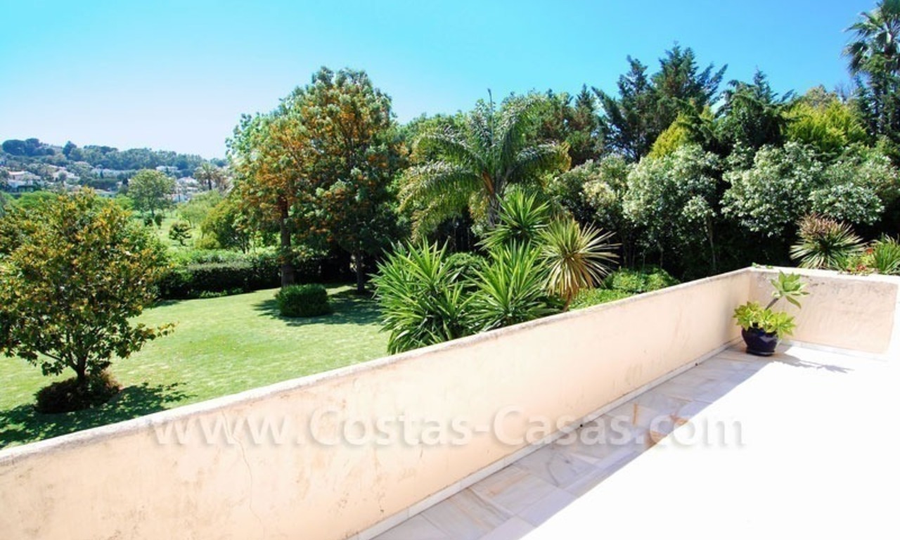 Encantadora villa de estilo andaluz a la venta en primera línea de golf en Nueva Andalucía, Marbella 22