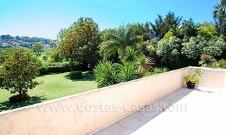 Encantadora villa de estilo andaluz a la venta en primera línea de golf en Nueva Andalucía, Marbella 22