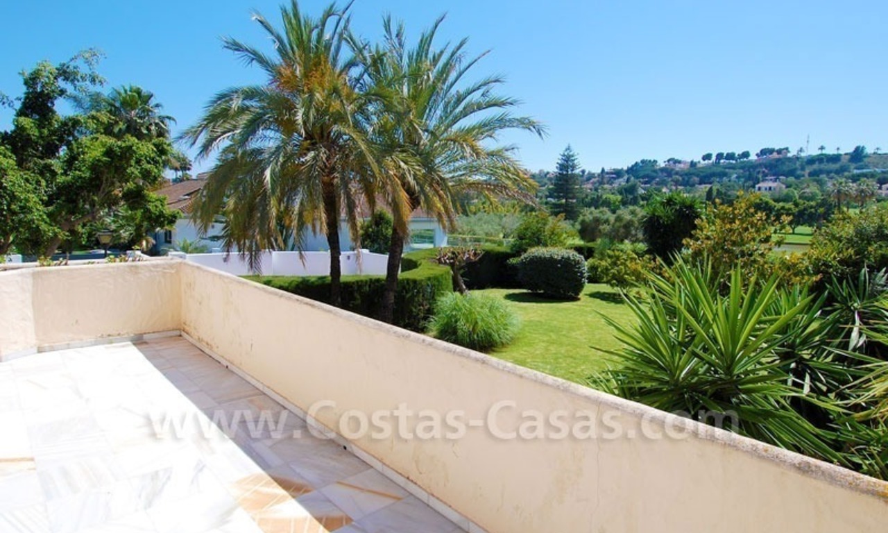 Encantadora villa de estilo andaluz a la venta en primera línea de golf en Nueva Andalucía, Marbella 21