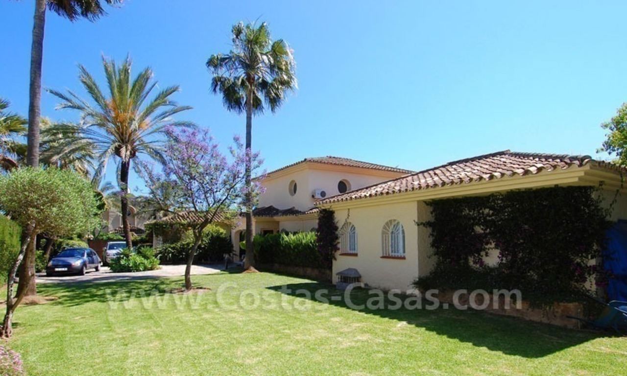 Encantadora villa de estilo andaluz a la venta en primera línea de golf en Nueva Andalucía, Marbella 26