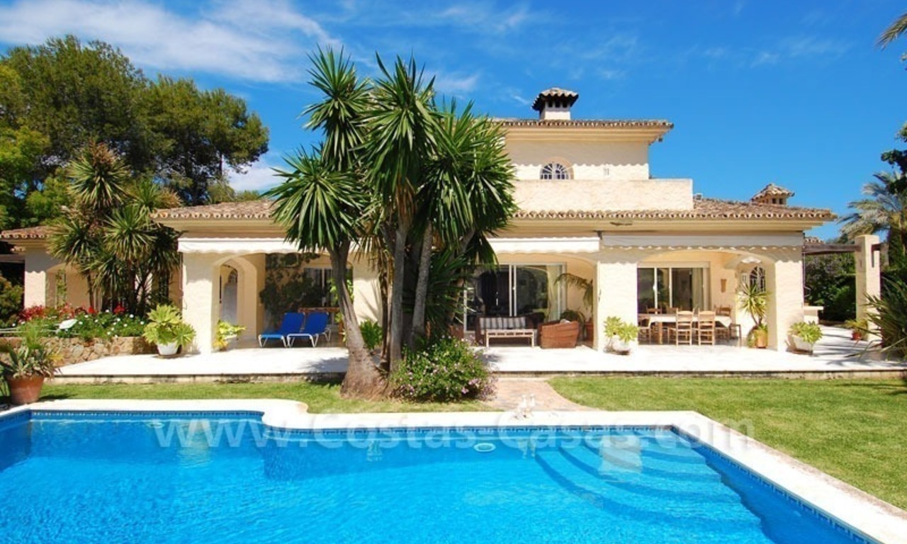 Encantadora villa de estilo andaluz a la venta en primera línea de golf en Nueva Andalucía, Marbella 3