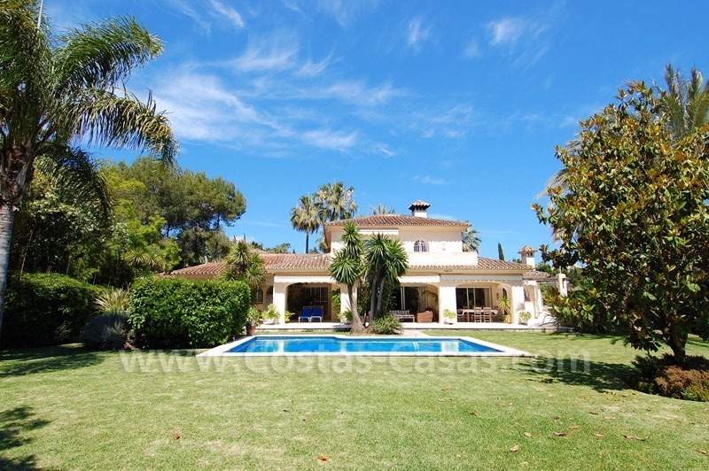 Encantadora villa de estilo andaluz a la venta en primera línea de golf en Nueva Andalucía, Marbella