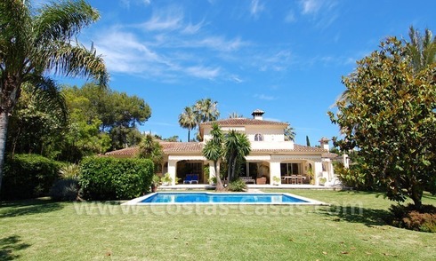 Encantadora villa de estilo andaluz a la venta en primera línea de golf en Nueva Andalucía, Marbella 