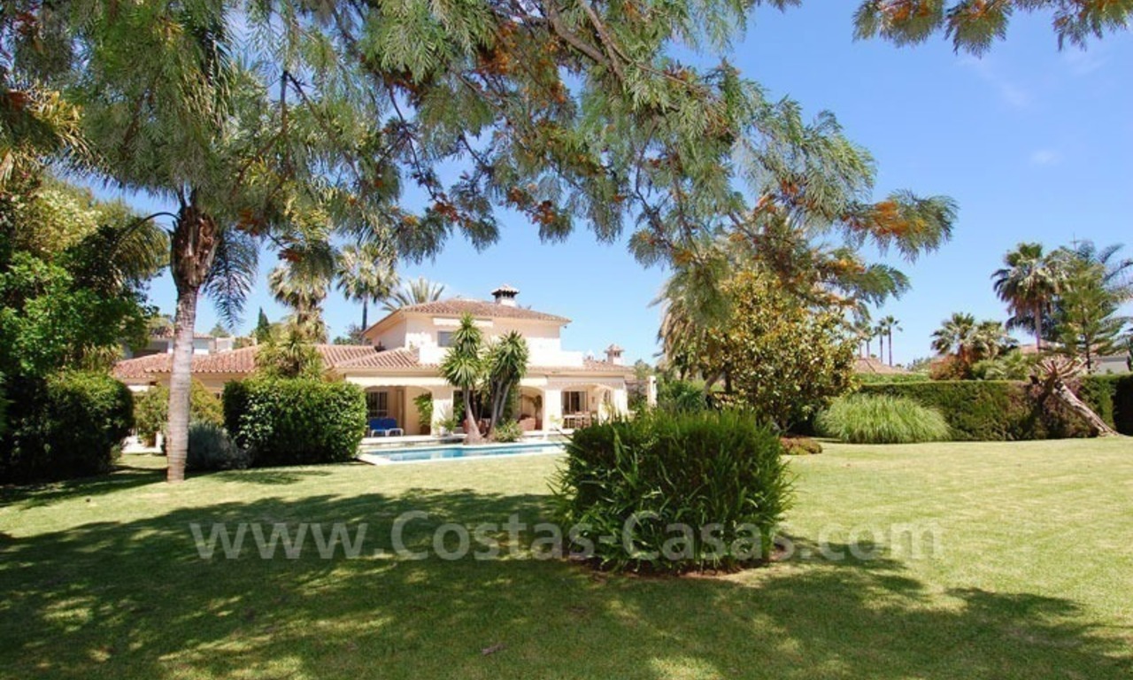 Encantadora villa de estilo andaluz a la venta en primera línea de golf en Nueva Andalucía, Marbella 2