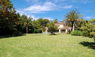 Encantadora villa de estilo andaluz a la venta en primera línea de golf en Nueva Andalucía, Marbella 1