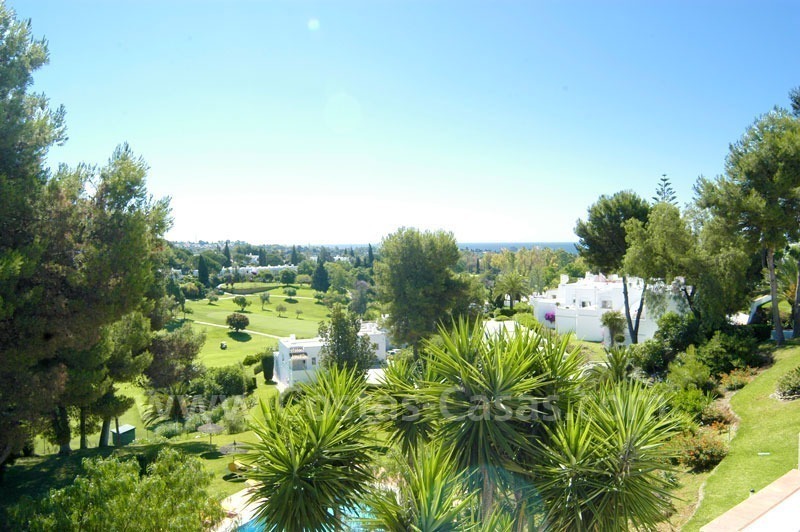 Apartamento muy acogedor situado en primera línea de golf para comprar en Nueva Andalucía – Marbella