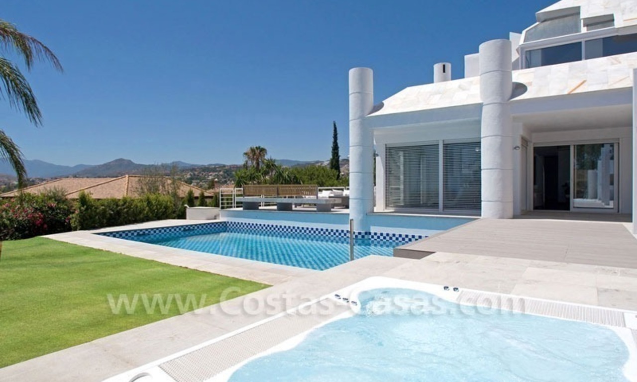 Villa moderna situada en primera línea de golf a la venta en Nueva Andalucía – Marbella 21