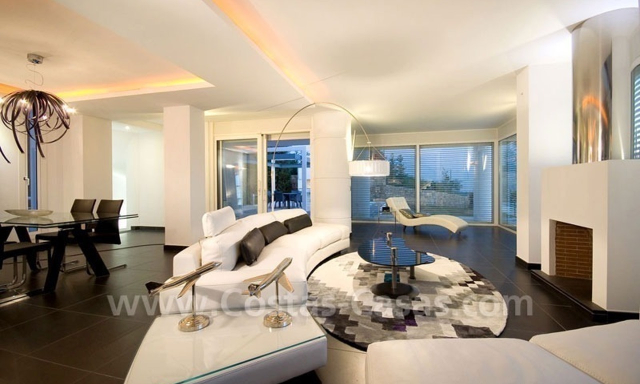 Villa moderna situada en primera línea de golf a la venta en Nueva Andalucía – Marbella 8