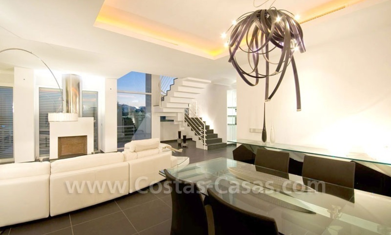 Villa moderna situada en primera línea de golf a la venta en Nueva Andalucía – Marbella 10