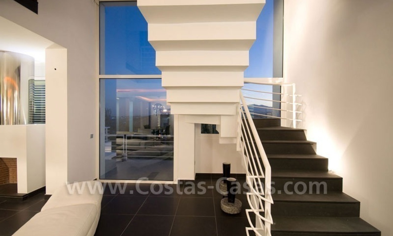 Villa moderna situada en primera línea de golf a la venta en Nueva Andalucía – Marbella 12
