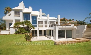 Villa moderna situada en primera línea de golf a la venta en Nueva Andalucía – Marbella 4