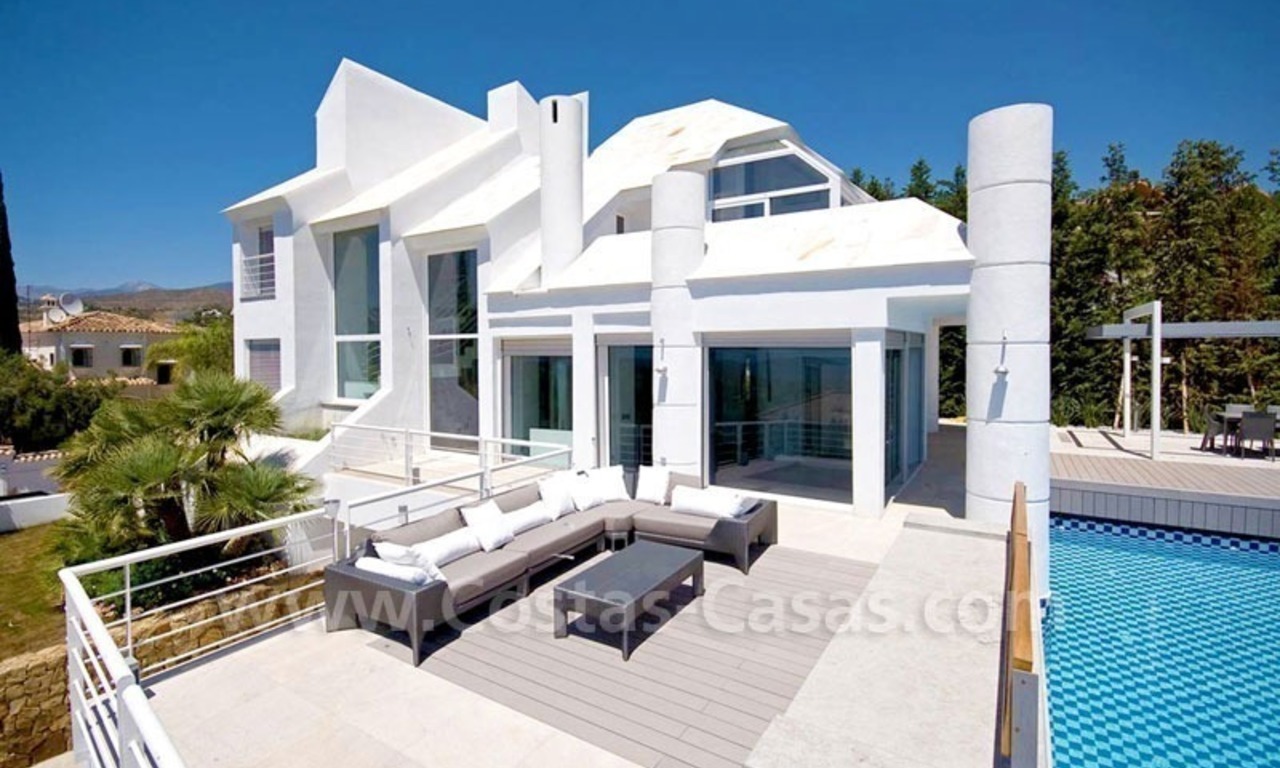 Villa moderna situada en primera línea de golf a la venta en Nueva Andalucía – Marbella 1