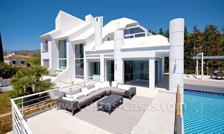 Villa moderna situada en primera línea de golf a la venta en Nueva Andalucía – Marbella 1